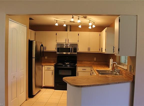 5th image of 1034 SE 17th Pl