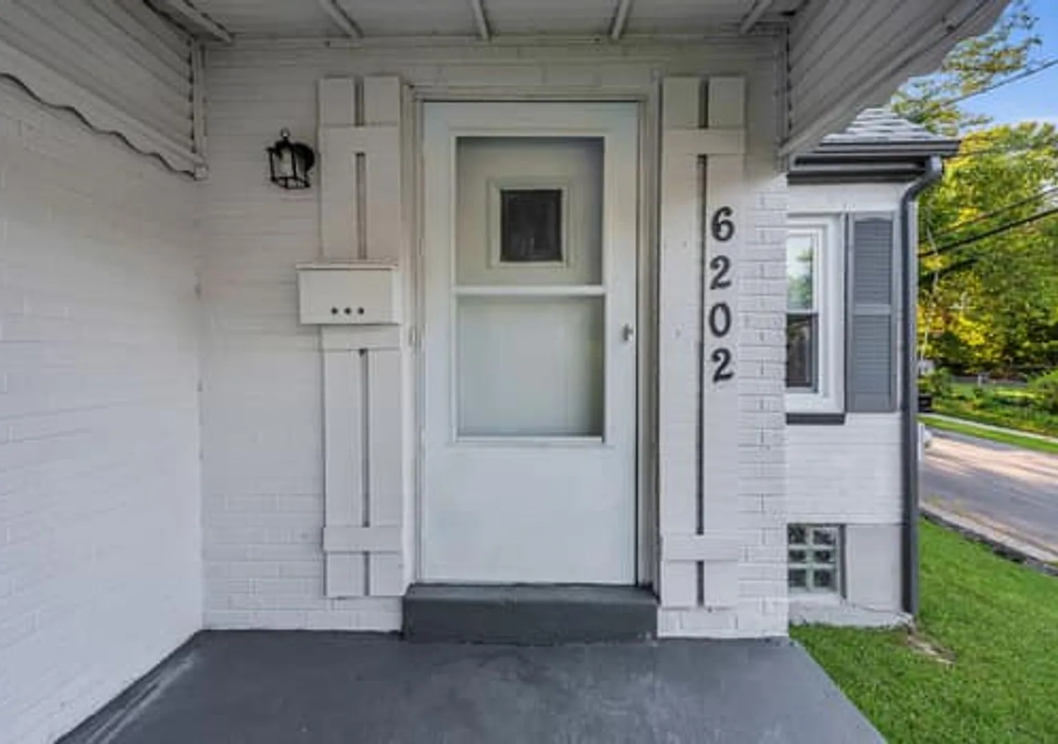 Golf Manor- Updated 4 bedroom 2.5 bath Home — Photo 4