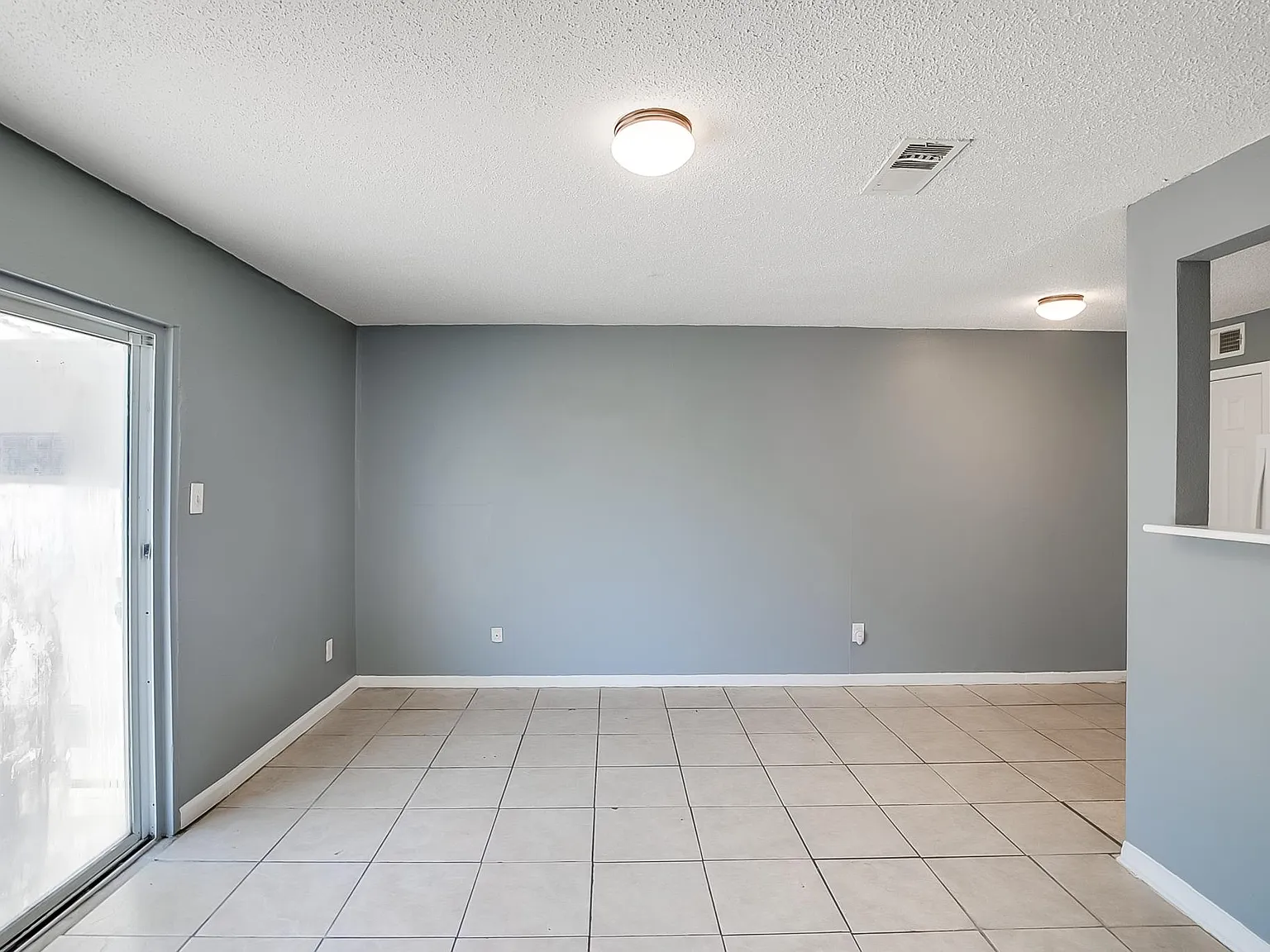 1 bed, 1.5 bath, 903 sqft, $1,000 — Photo 2
