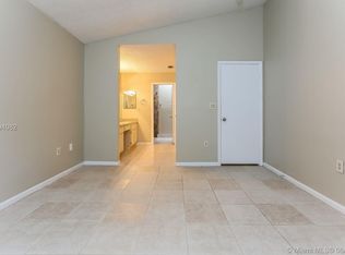 5911 Leeds Ln, Davie, FL 33331