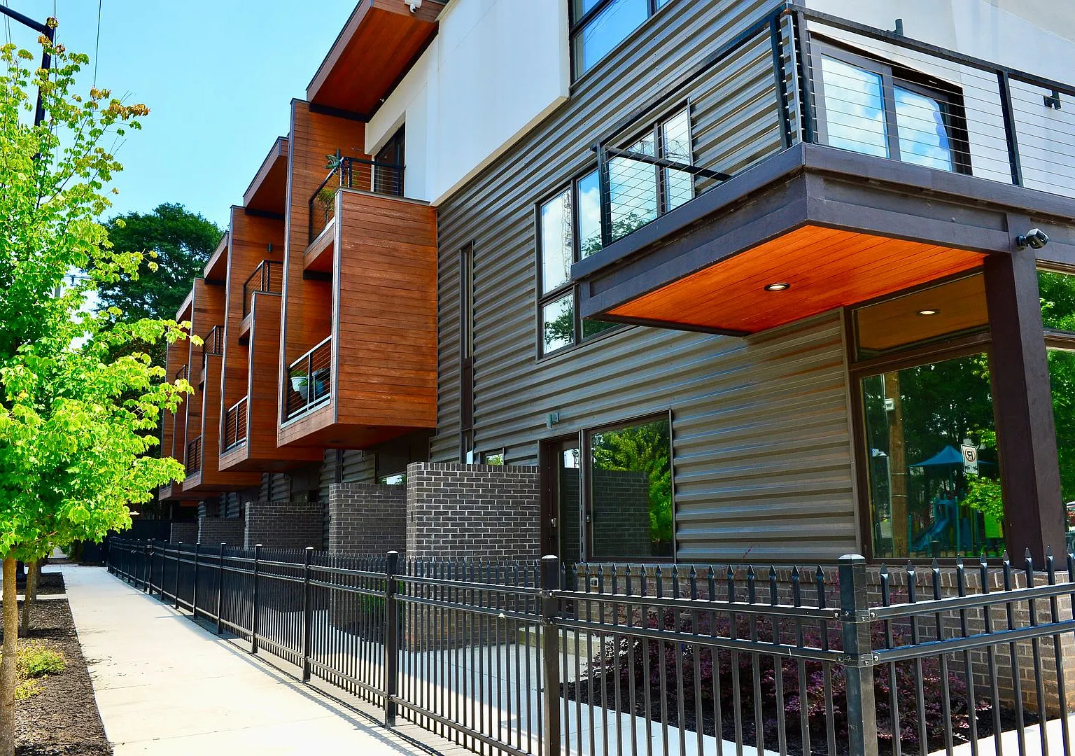 50% Off Application Fee! Sleek 2br Townhome-Style Condo With Rooftop Deck — Photo 2