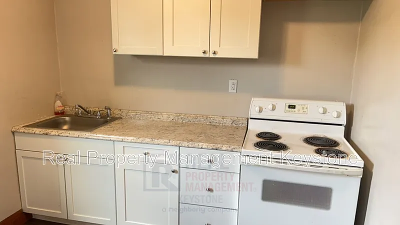 2 bed, 1.0 bath, $1,050 — Photo 2
