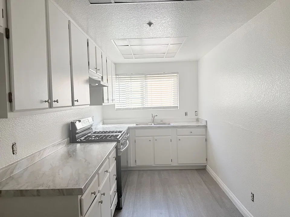 Classic and Modern 715 S Oxford Avenue Apartments!