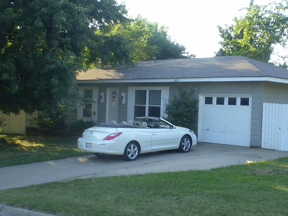 Great shade tree, privacy fence around side and back.