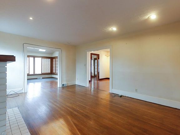 3rd image of 563 Greenwood Ave