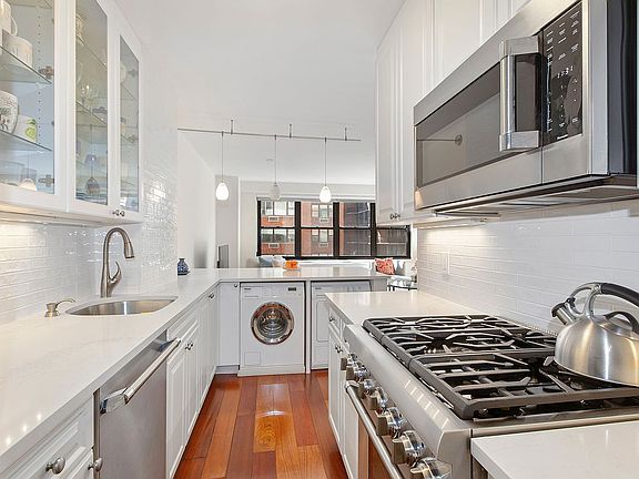 3rd image of 315 E 65th St APT 6H
