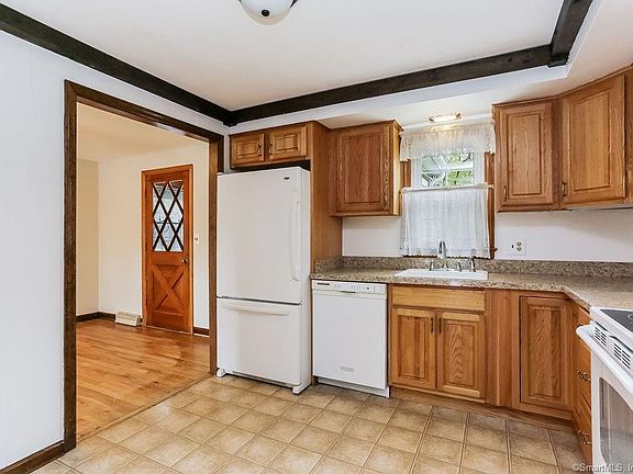 5th image of 60 Sassacus Dr