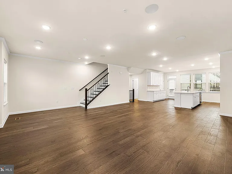 105 Vaughn Dr — Photo 16