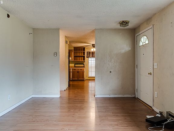 4th image of 445 SW Juniper St