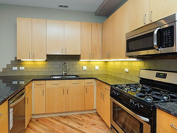3rd image of 2251 W Saint Paul Ave