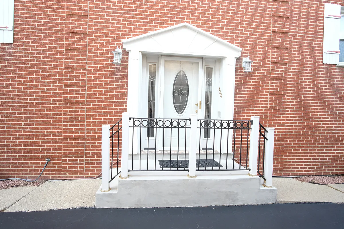 Building Photo - 8418 W Oak Ave #3