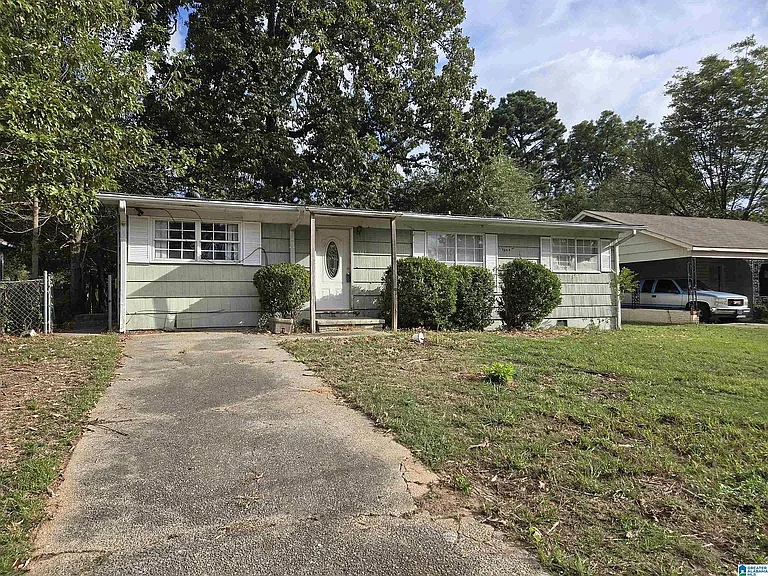 1117 Carol Cir — Photo 1