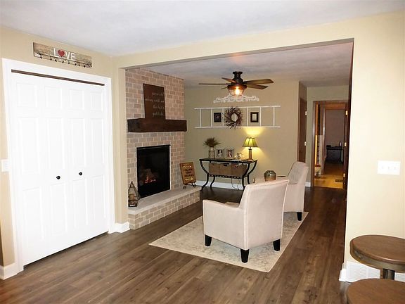 5th image of 1141 W Briarwood St