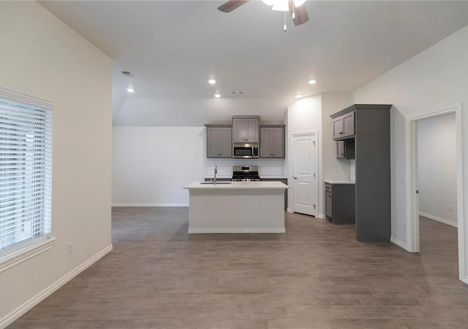 Beautiful 4 Bedroom 2 Bathroom Home in Cedar Lane Community with Storm Shelter (Neighborhood Pool... — Photo 2