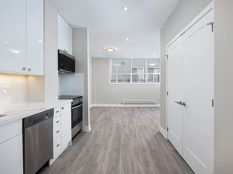 118 Tyndall Ave — Photo 1