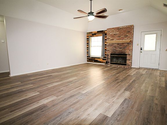 4th image of 812 Mockingbird St