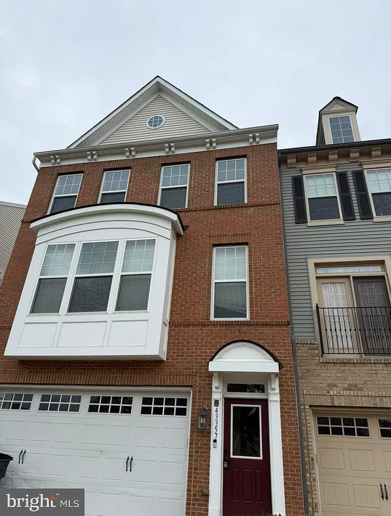 3 bed, 3.5 bath, 2850 sqft, $3,425 — Photo 1
