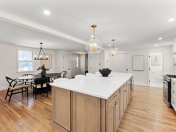 5th image of 33 Oak Hill Rd