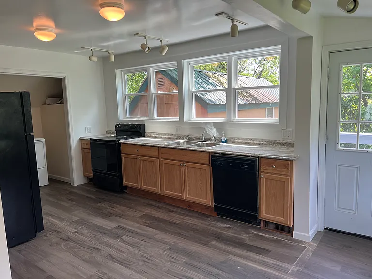 1021 W Seneca St — Photo 5