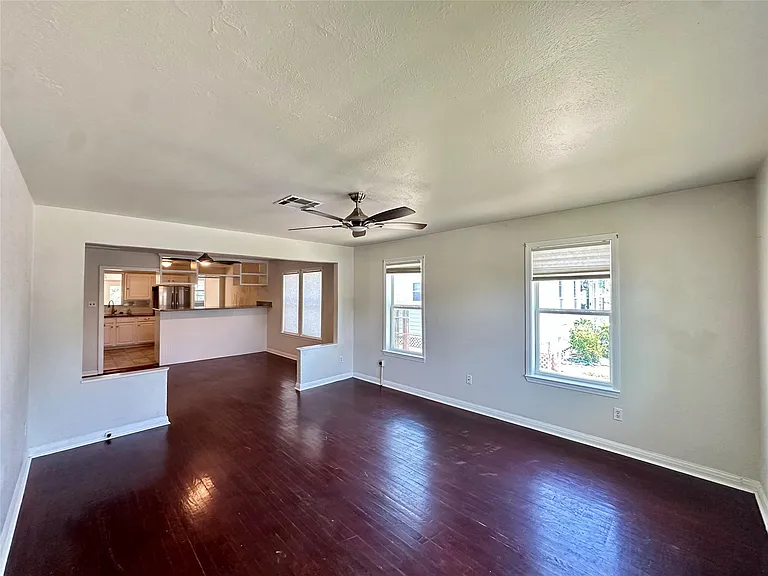 5222 Avenue O — Photo 3