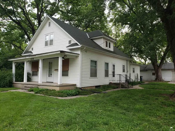 1210 3rd St, Clay Center, KS 67432
