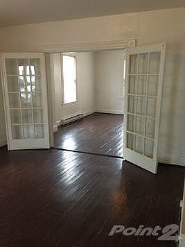 Living Room looking to Bedroom