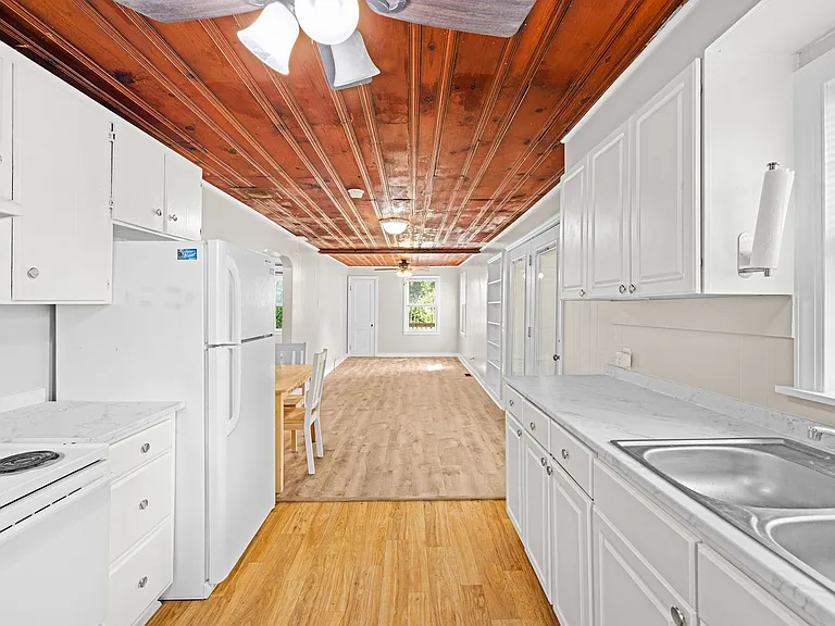 682 E Ocean Rd — Photo 11