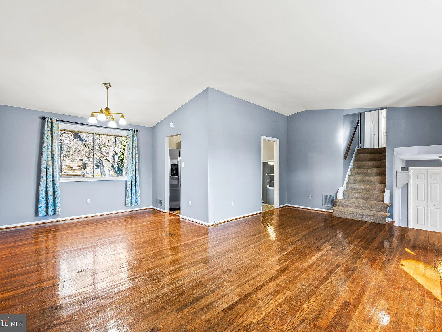 4 bed, 2.5 bath, 2341 sqft, $3,900 — Photo 4