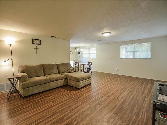 4th image of 4200 N Chisholm Trl