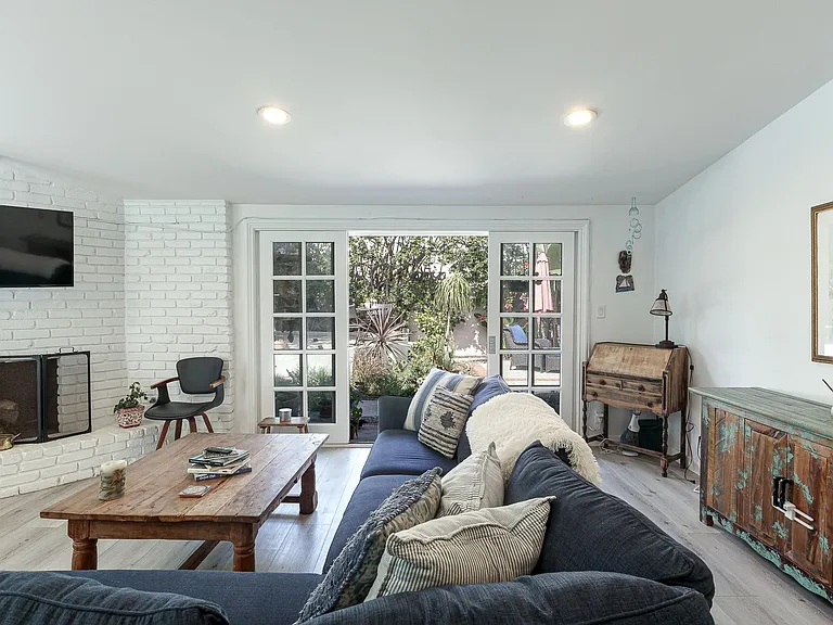 1089 Belfast Ln — Photo 3