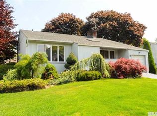 25 Tacoma Ln, Syosset, NY 11791