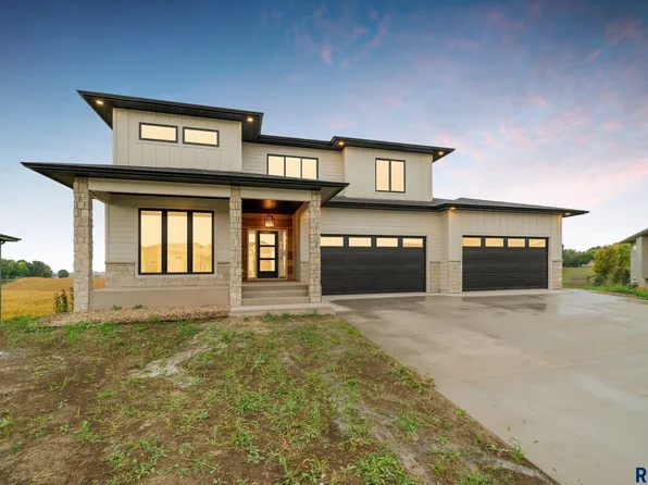 821 N Wicker Dr, Sioux Falls, SD 57110
