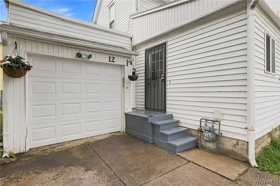 3 bed, 1.5 bath, 1208 sqft, $1,800 — Photo 2
