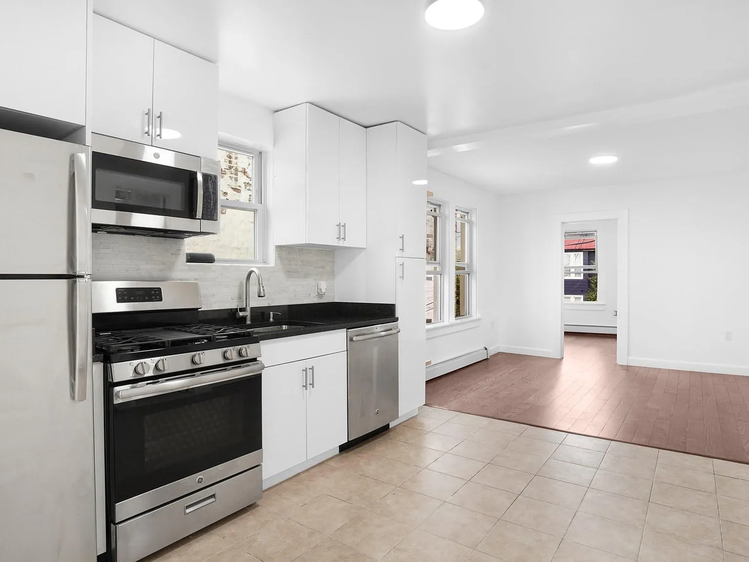 3 bed, 1.0 bath, 850 sqft, $3,200 — Photo 2