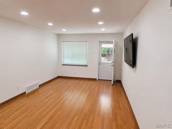 4th image of 3112 S Compton Ave