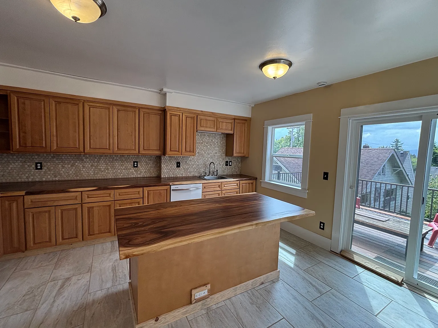 3 bed, 1.5 bath, 1400 sqft, $3,000 — Photo 2