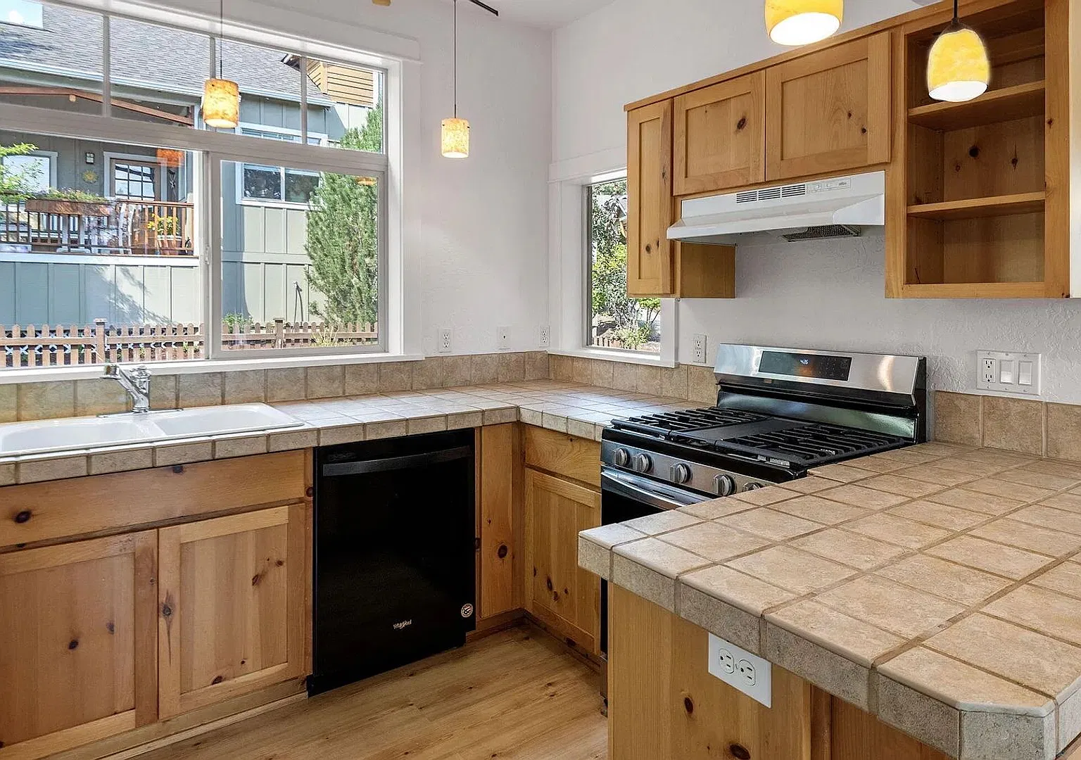 Cozy 1 Bed with Large Loft and Fenced Yard — Photo 4