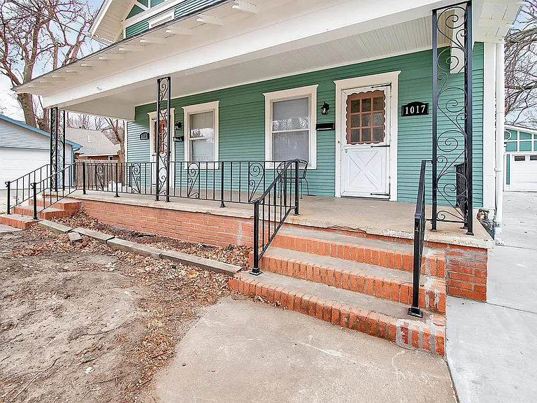 1015 W Franklin Ave — Photo 1