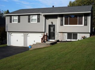 7710 Lisa Ln, North Syracuse, NY 13212