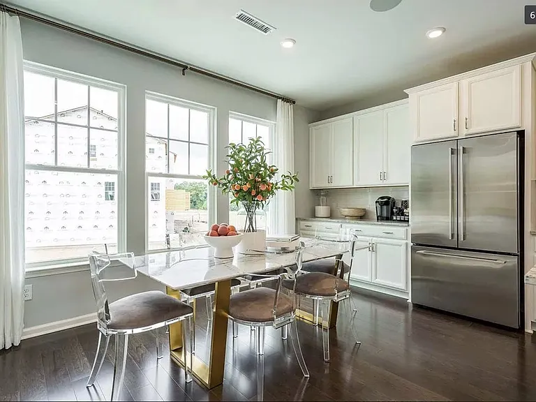 1215 Commack Dr — Photo 2