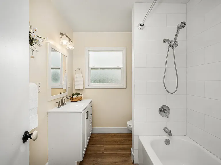 944 W Acacia Ave — Photo 7