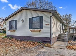 4053 Mapleleaf Rd, Waterford, MI 48328