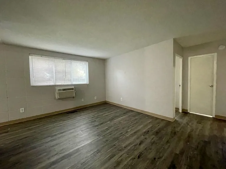 Apartment off 28th and Clyde Park Available — Photo 88