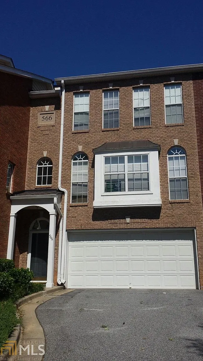 566 Fraser St SE photo 1