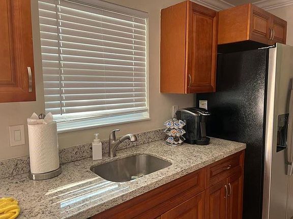 4th image of 713-715 NE 22 Drive