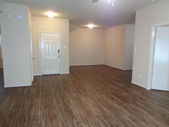 4th image of 8017 Silver Oak Dr