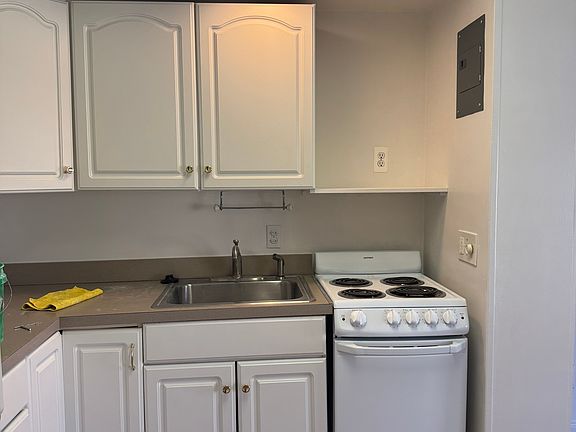 3rd image of 985 Northwood St APT 1