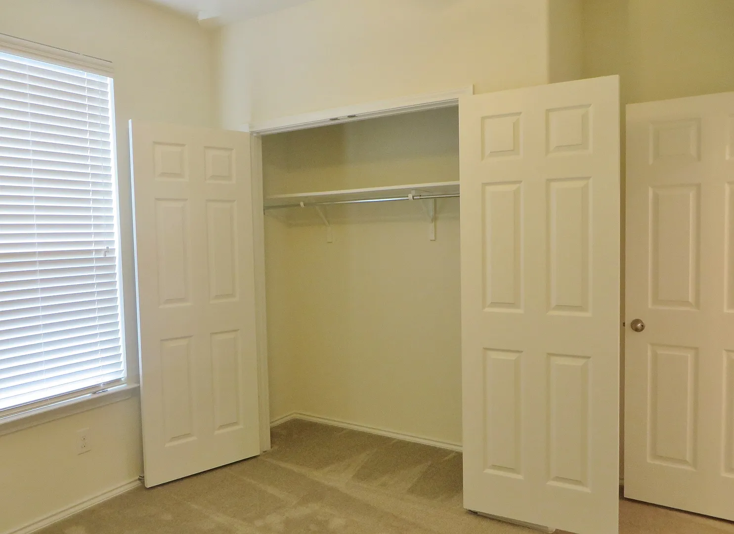 4 Bedroom 2 Bathroom Creekside At Georgetown Village Home — Photo 4