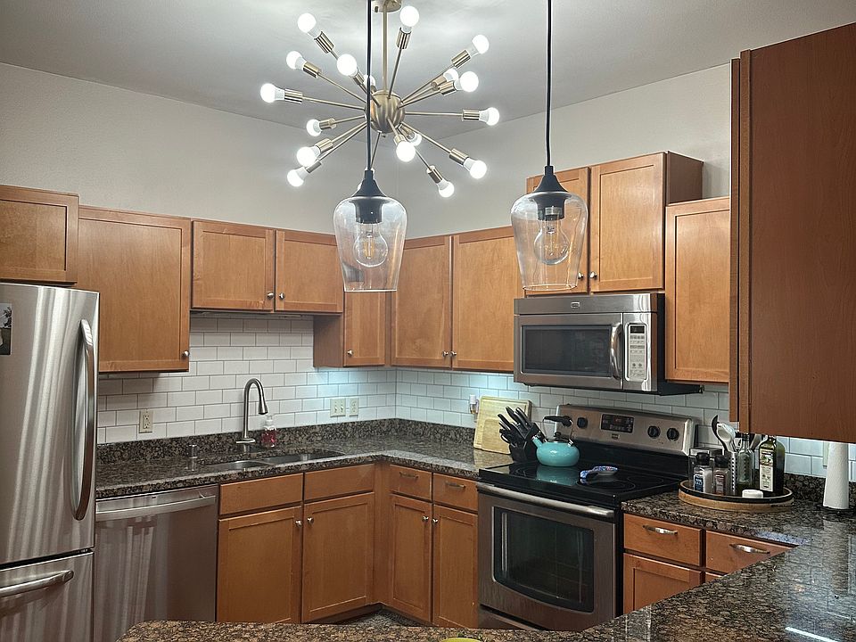 Kitchen & bar height countertop (with 2 stools)