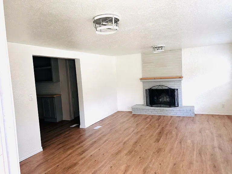 211 S 6th St — Photo 15